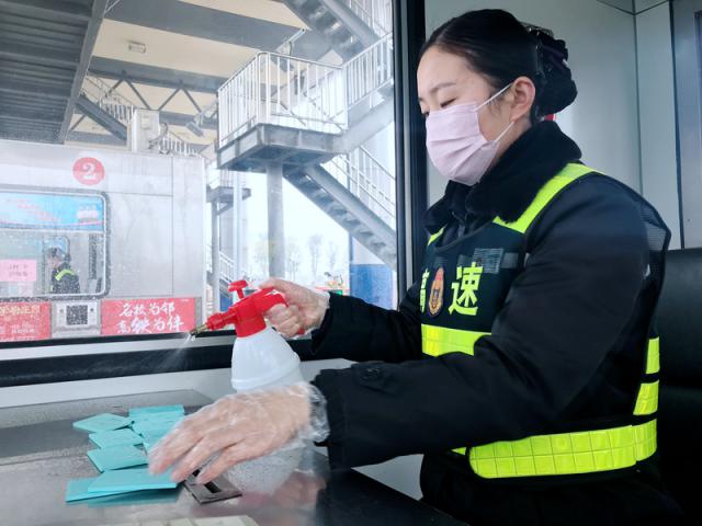 一线员工配备口罩、手套等防护用品坚守岗位，同时做好办公、生活区域及CPC卡的消毒。_调整大小.png