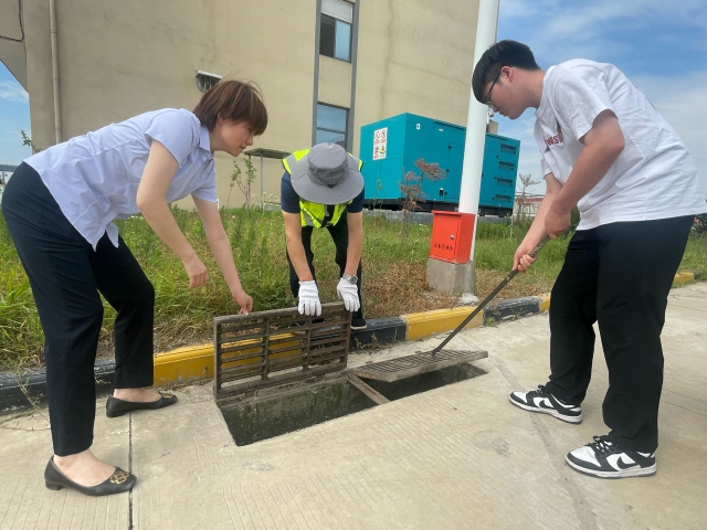 4迅捷物流高远公司组织工作人员对园区内雨水井开展排查和清掏疏通工作，确保园区雨季排水畅通。.png